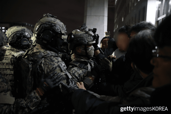 ▲전신을 무장한 뒤 국회에 무력으로 진입한 계엄군 (사진= gettyimagesKOREA)