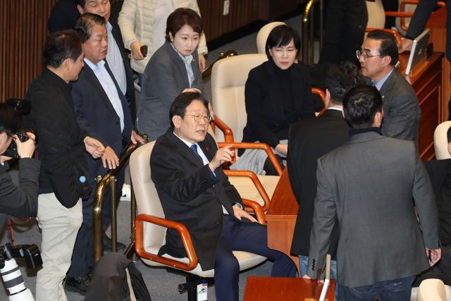 ▲ 4일, '비상 계엄 해제 요구' 결의안을 앞두고 심각한 표정으로 의원들과 대화하는 이재명 더불어민주당 대표 (사진=뉴스1)