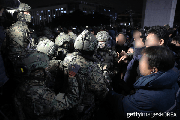 ▲전신을 무장한 뒤 국회에 무력으로 진입한 계엄군 (사진= gettyimagesKOREA)