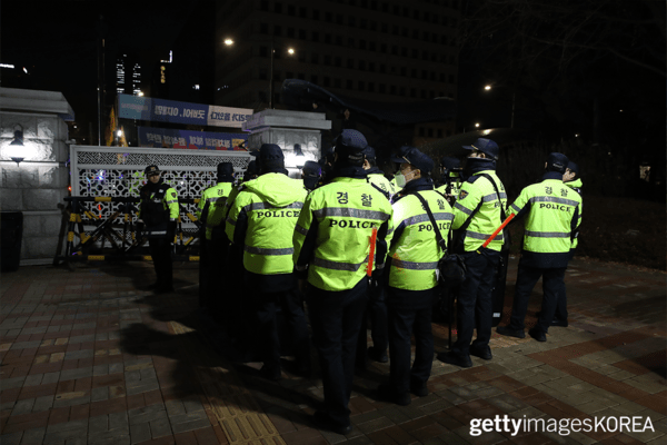 ▲비상계엄령 선포 후 국회에 진입하는 경찰들 (사진=gettyimagesKOREA)