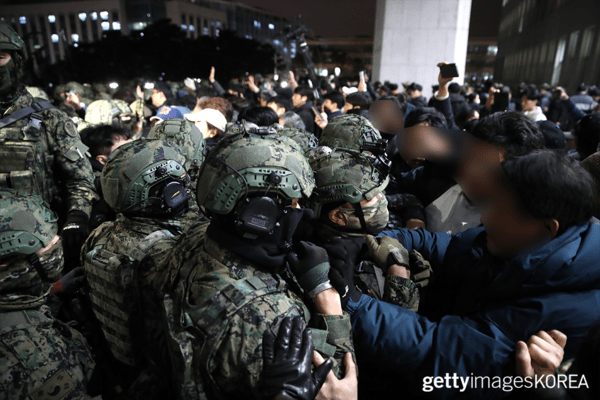 ▲전신을 무장한 뒤 국회에 무력으로 진입한 계엄군 (사진= gettyimagesKOREA)