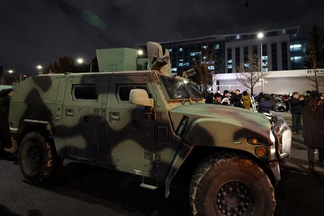 ▲ 4일 새벽, 서울 여의도 국회 인근에 계엄군 차량이 배치됐다. (사진=뉴스1)