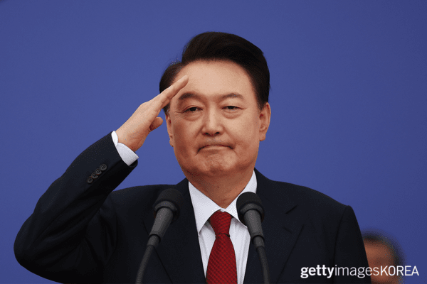 ▲국군의 날 기념식에서 거수경례하는 윤 대통령 (사진= gettyimagesKOREA)