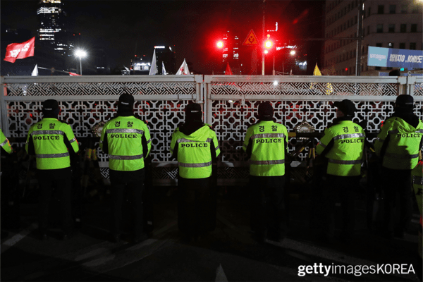 ▲비상계엄령 선포 후 국회에 진입하는 경찰들 (사진=gettyimagesKOREA)