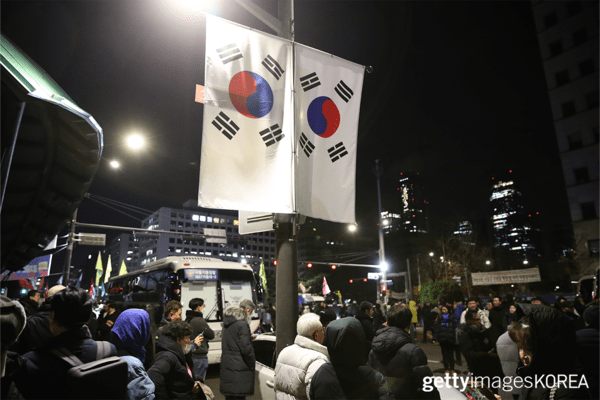 ▲국회 앞에 모여 시위하는 시민들