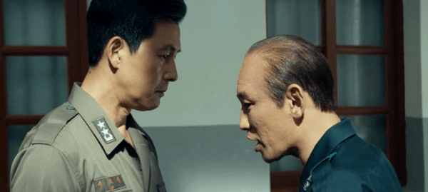 ▲기 싸움을 벌이는 이재신과 전두광 (사진= 영화 서울의 봄)