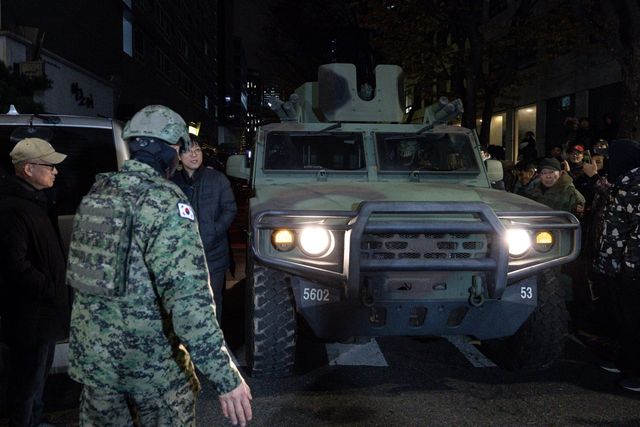 ▲ 국회의 '비상계엄 해제 요구 결의안'이 통과된 후 더불어민주당사 인근에 배치됐던 군용 차량이 철수 중에 있다. (사진=뉴스1)