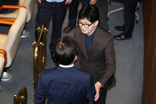 ▲ 4일, 국회 본회의장에서&nbsp;인사를 나누는 이재명 - 한동훈 (사진=뉴스1)