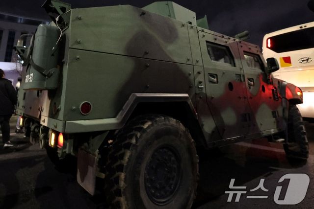 ▲ 4일 새벽, 서울 여의도 국회 인근에 계엄군 차량이 배치됐다. (사진=뉴스1)