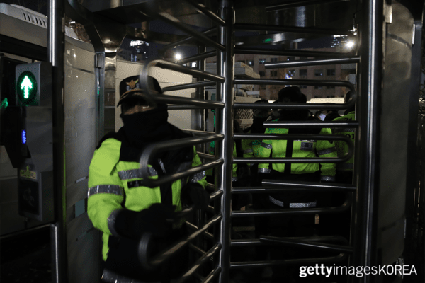 ▲비상계엄령 선포 후 국회에 진입하는 경찰들 (사진=gettyimagesKOREA)