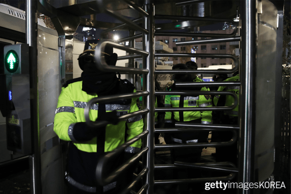 ▲비상계엄령 선포 후 국회에 진입하는 경찰들 (사진=gettyimagesKOREA)