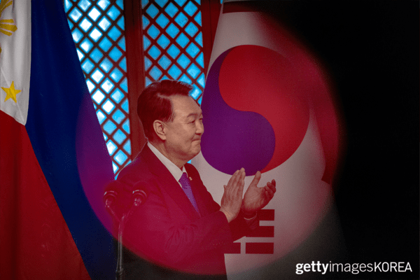 ▲필리핀 대통령과 회담하는 동안 박수 치는 윤석열 대통령 (사진= gettyimagesKOREA)