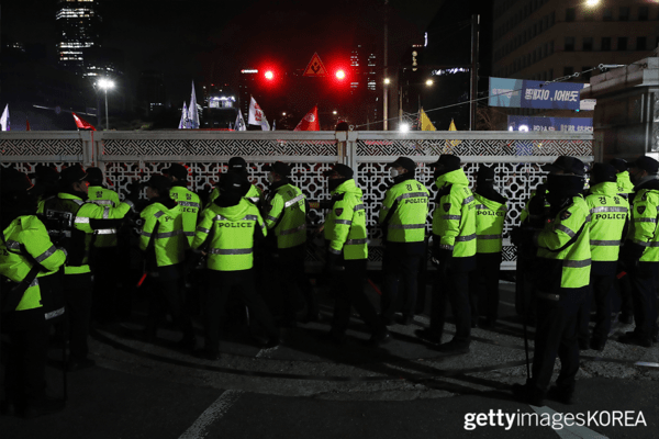 ▲비상계엄령 선포 후 국회에 진입하는 경찰들 (사진=gettyimagesKOREA)