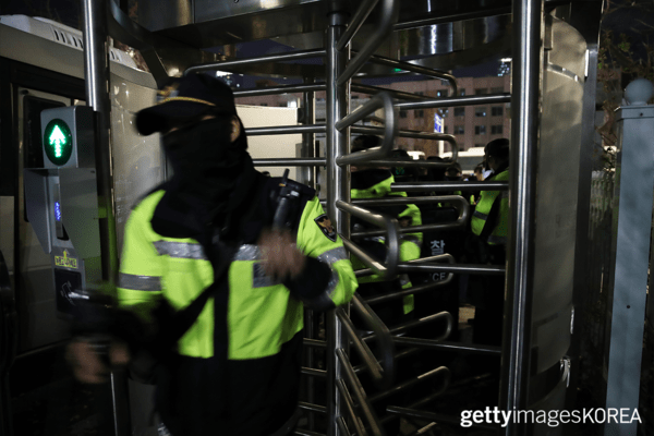 ▲비상계엄령 선포 후 국회에 진입하는 경찰들 (사진=gettyimagesKOREA)