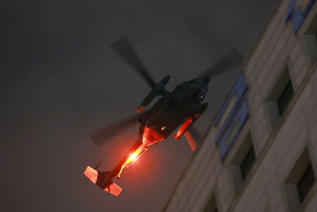 ▲ 4일 새벽, 국회 부근 상공을 군 헬기가 맴돌고 있다. (사진=연합뉴스)