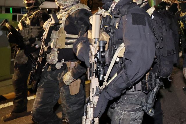 ▲ 4일 새벽, 총기로 무장한 계엄군이 국회를 거닐고 있다. (사진=뉴스1)