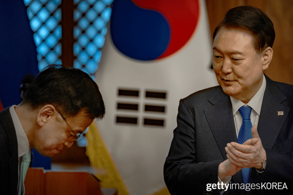 ▲필리핀 대통령과 회담하는 동안 박수 치는 윤석열 대통령 (사진= gettyimagesKOREA)