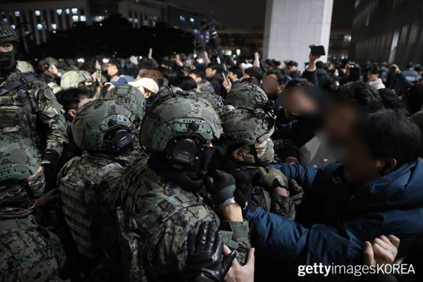 ▲전신을 무장한 뒤 국회에 무력으로 진입한 계엄군 (사진= gettyimagesKOREA)