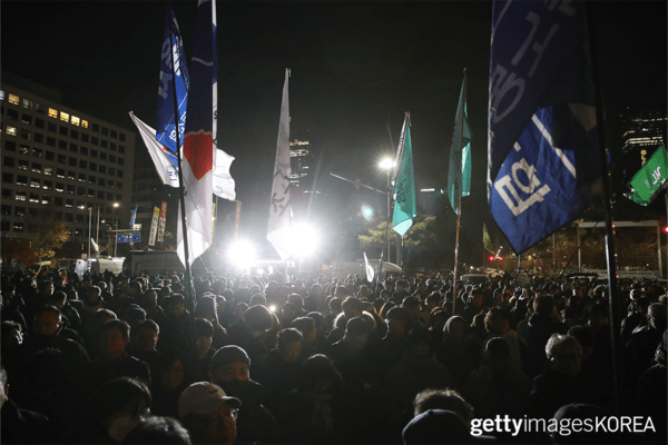 ▲국회 앞에 모여 시위하는 시민들