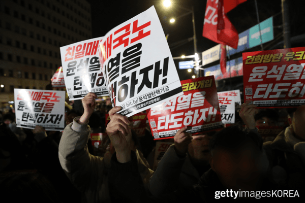 ▲국회 앞에 모여 시위하는 시민들