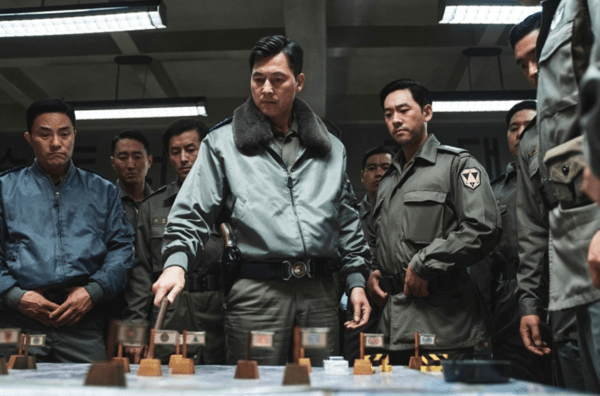 ▲ 반란군 진압을 준비 중인 수도경비사령관 이태신 (사진= 영화 서울의 봄)