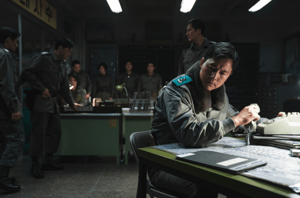 ▲ 반란군 진압을 준비 중인 수도경비사령관 이태신 (사진= 영화 서울의 봄)