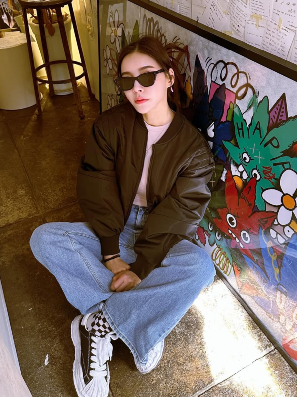 ▲제주 '보롬 창고'에 방문한 제바 (사진= 제바 SNS)