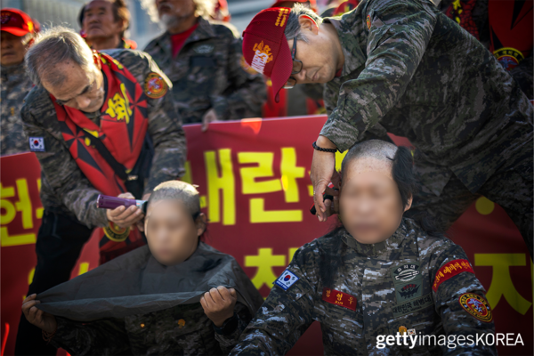 ▲윤 대통령의 계엄령 선포 규탄 및 탄핵을 촉구하는 삭발식을 진행 중인 해병대예비역연대 (사진=gettyimagesKOREA)