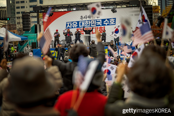▲윤 대통령의 계엄령 선포 규탄 및 탄핵을 촉구하는 해병대예비역연대 (사진=gettyimagesKOREA)