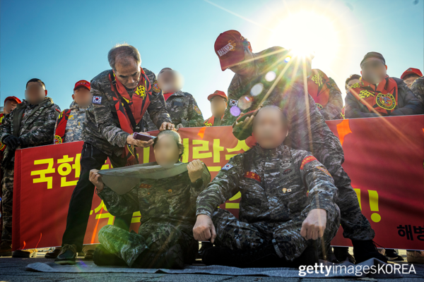 ▲윤 대통령의 계엄령 선포 규탄 및 탄핵을 촉구하는 삭발식을 진행 중인 해병대예비역연대 (사진=gettyimagesKOREA)