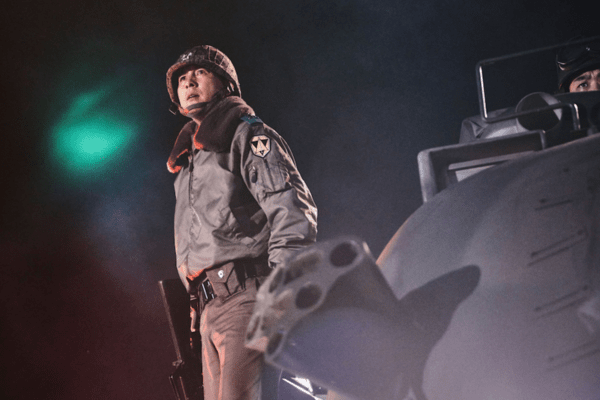 ▲ 반란군을 향해 총을 겨누는 수도경비사령관 이태신 (사진= 영화 서울의 봄)