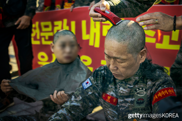 ▲윤 대통령의 계엄령 선포 규탄 및 탄핵을 촉구하는 삭발식을 진행 중인 해병대예비역연대 (사진=gettyimagesKOREA)