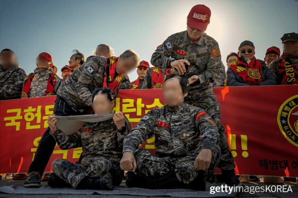 ▲윤 대통령의 계엄령 선포 규탄 및 탄핵을 촉구하는 삭발식을 진행 중인 해병대예비역연대 (사진=gettyimagesKOREA)