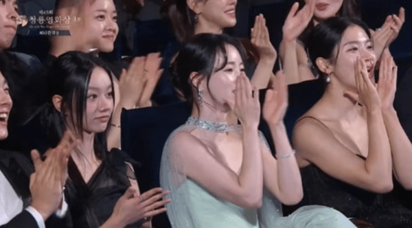 ▲정우성의 수상 소감을 듣는 배우 임지연과 혜리 (사진= KBS 청룡영화상)