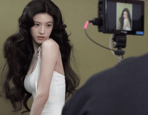 ▲지난 4월 엘르 코리아와 함께 한 화보 촬영 사진을 공개한 고윤정 (사진= 고윤정 SNS)