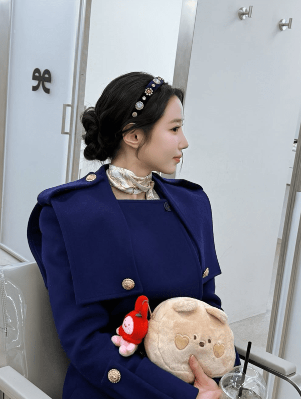 ▲강아지 파우치를 안은 채 헤어 스타일링을 받는 조현 (사진= 조현 SNS)