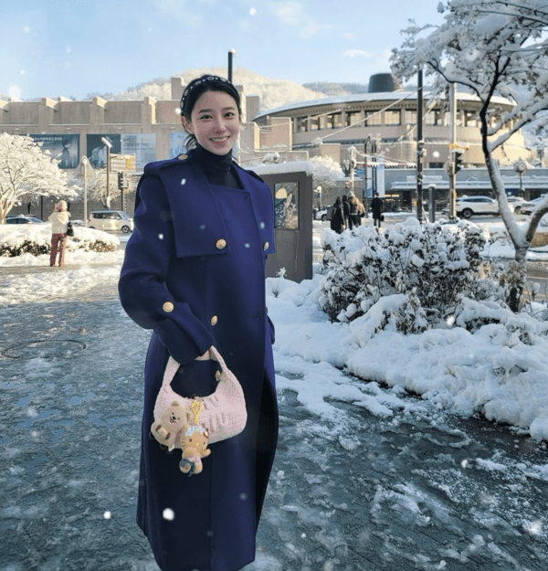 ▲첫 눈을 맞는 사진을 공개한 조현 (사진= 조현 SNS)