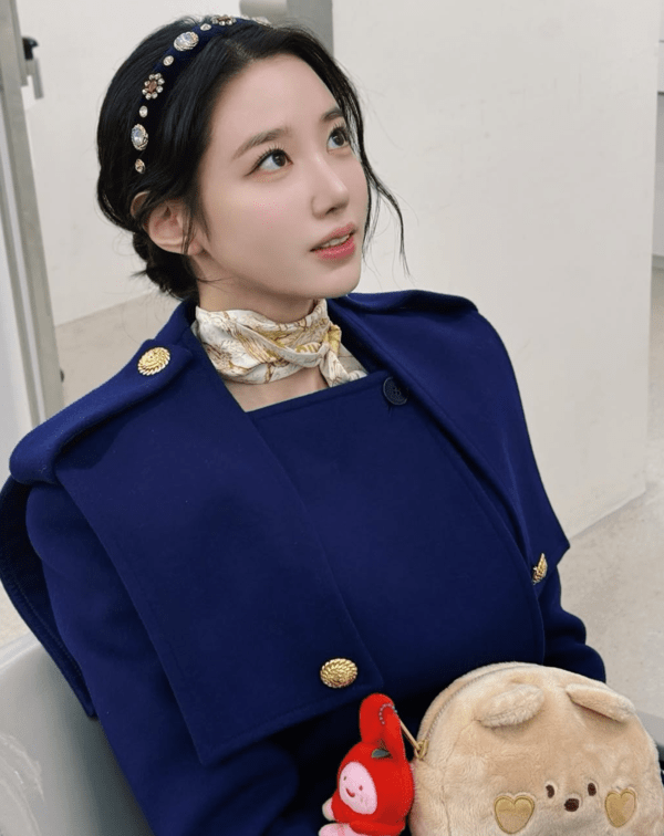 ▲강아지 파우치를 안은 채 헤어 스타일링을 받는 조현 (사진= 조현 SNS)