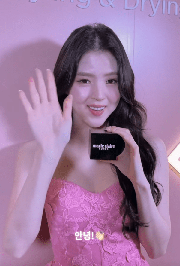 ▲5일 샤크 뷰티 포토콜 행사에 참석한 한소희 (사진= 유튜브 채널 marie claire KOREA)