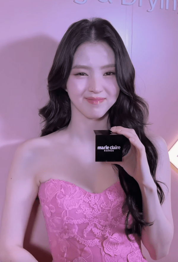 ▲5일 샤크 뷰티 포토콜 행사에 참석한 한소희 (사진= 유튜브 채널 marie claire KOREA)