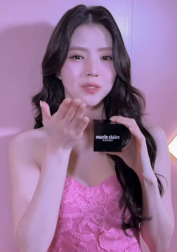 ▲5일 샤크 뷰티 포토콜 행사에 참석한 한소희 (사진= 유튜브 채널 marie claire KOREA)