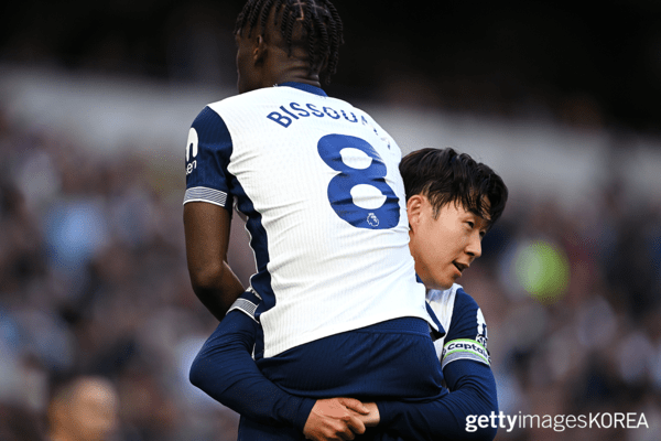 ▲10월 19일 웨스트햄 유나이티드 FC와의 프리미어리그 경기에서 팀 동료 이브 비수마와 함께 두 번째 골을 넣고 세리머니를 하는 손흥민 (사진= gettyimagesKOREA)&nbsp;