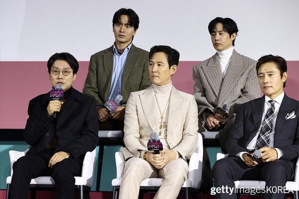 ▲9일 '오징어 게임 2' 제작발표회에서 취재진의 질문에 답하는 황 감독 (사진=gettyimagesKOREA)&nbsp;