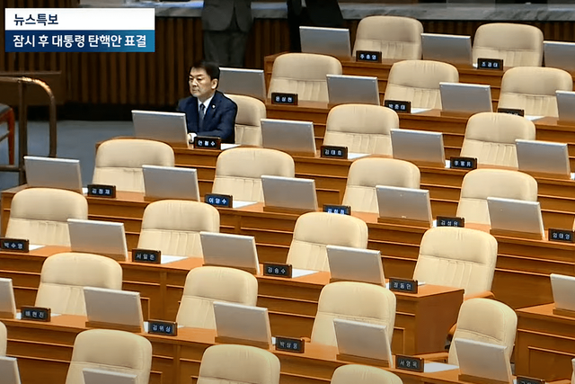 ▲윤 대통령에 대한 탄핵소추안이 상정되자 국민의힘이 집단으로 퇴장한 가운데 자리에 남은 안 의원 (사진=JTBC NEWS)