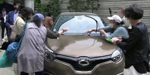 ▲조국 전 장관의 QM3 세차 장면 (사진=유튜브 화면 갈무리)