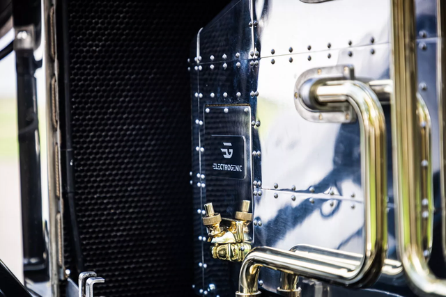 ▲2세대 롤스로이스 팬텀 전기차(사진=On The Roam)