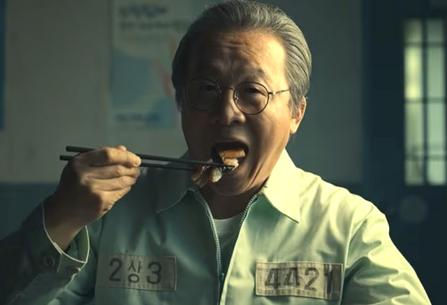 ▲극중 형 회장이 초밥을 먹는 장면 (사진= 넷플릭스)