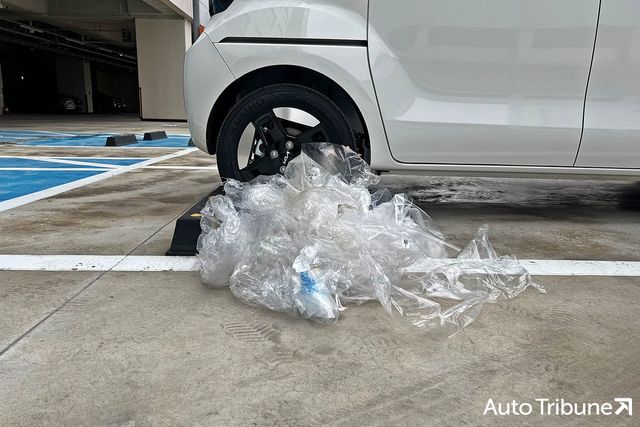 ▲신차에서 제거한 비닐의 양은 상당한 수준이다(사진=최현진 기자)