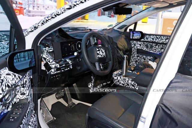 ▲아이오닉 7 실내 유출 이미지(사진=carscoops)