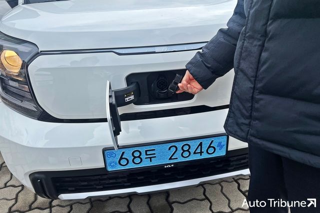 ▲레이 EV 인수 전 충전 관련 설명을 듣고 있다(사진=최현진 기자)